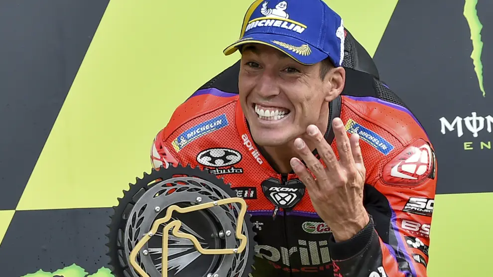 El piloto español Aleix Espargaró (Aprilia) celebra la victoria en la carrera de MotoGP del Gran Premio de Gran Bretaña