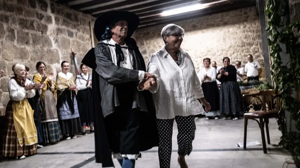 Dance de la Guirnalda en Los Olmos (Teruel)