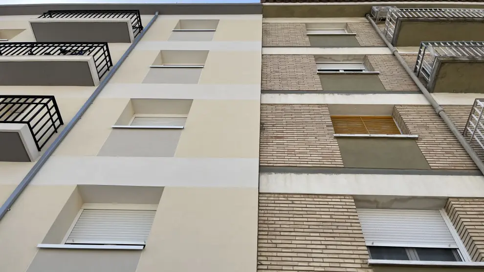 En la imagen, unas casas de la calle de Peña Oroel, en el Arrabal. A la izquierda, un bloque cuya fachada fue reformada para aislarla térmicamente. A la derecha, otro bloque idéntico que conserva su fachada original.