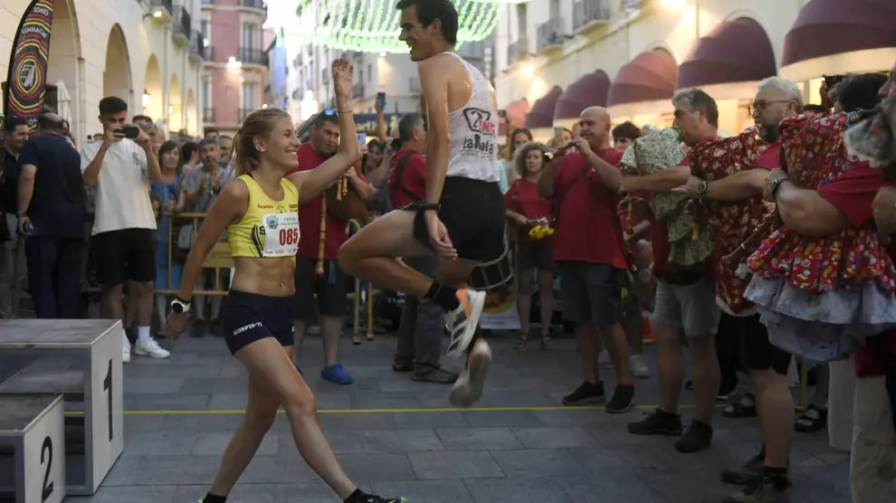 Isabel Linares y Sergio Latorre bailan la jota tras ganar en la carrera pedestre de Huesca.