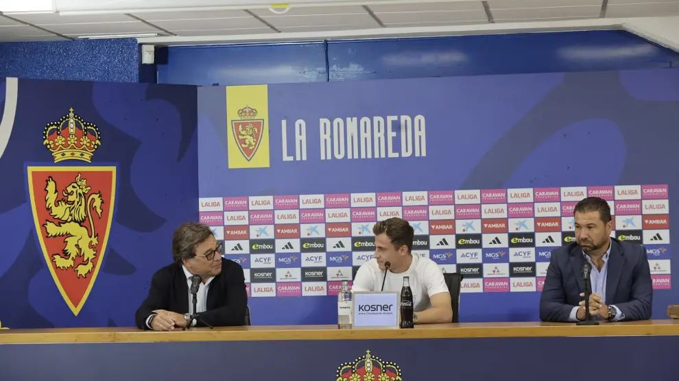 Presentación de Germán Valera, nuevo jugador del Real Zaragoza, junto con Raúl Sanllehí y Juan Carlos Cordero