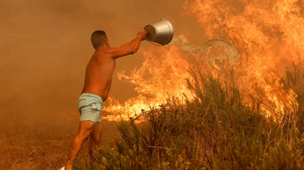 Un hombre trata de extinguir las llamas en el incendio de Odemira, Portugal.
