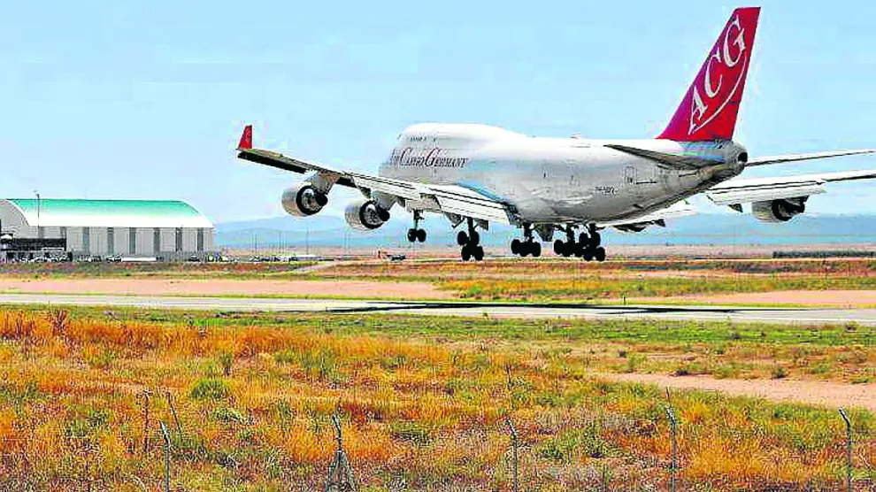Aterrizaje del primer gran avión en el aeropuerto de Teruel, un Jumbo llegado el 6 de agosto de 2013.