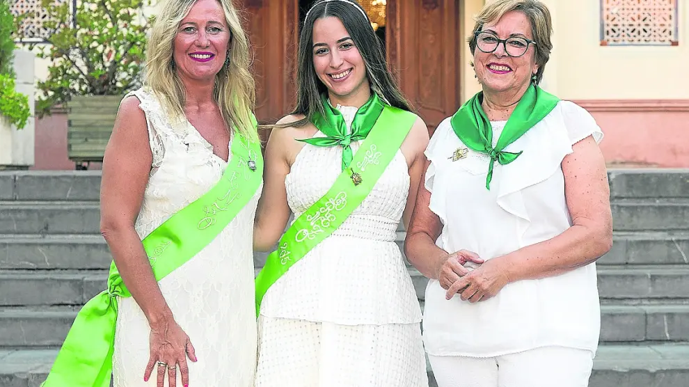 Conchita Bajá, Cassandra Aspas y Amalia Ledesma, en las escaleras del Casino de Huesca