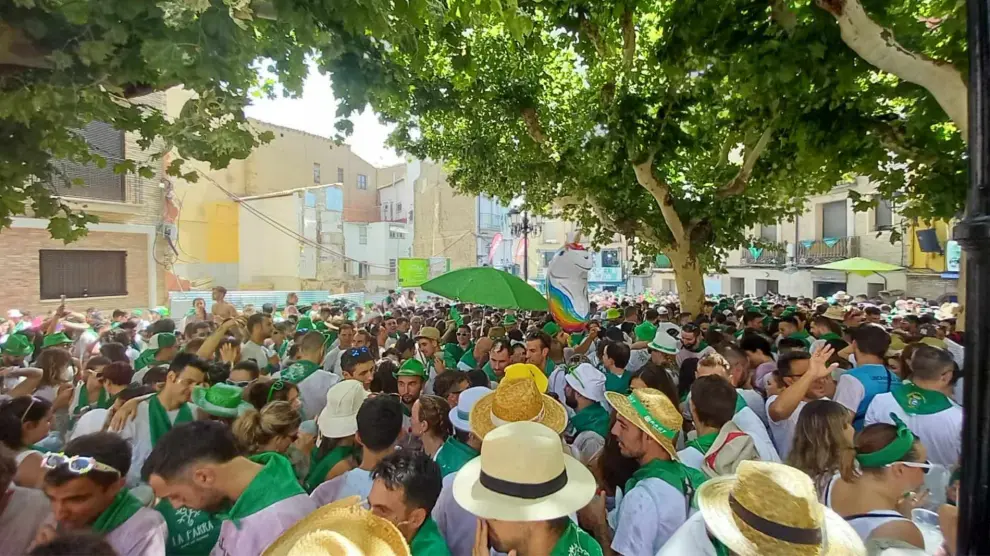 La abarrotada plaza de Fueros de Aragón en Huesca en el primer día de las Fiestas de San Lorenzo
