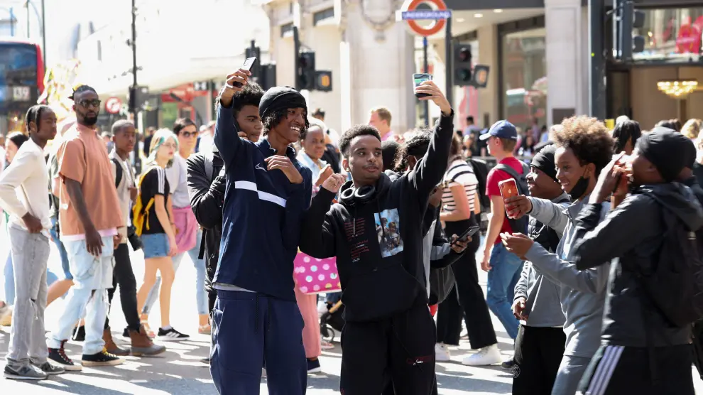 Varios jóvenes se han fotos con sus móviles en la zona de los disturbios