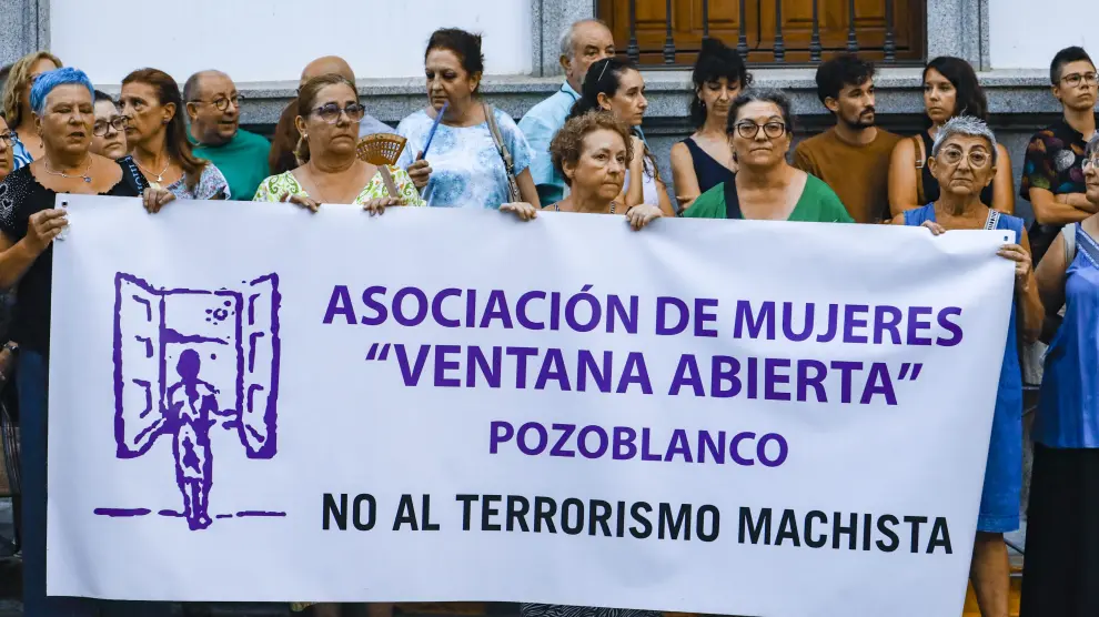 Vecinos se concentran contra el asesinato machista en Pozoblanco (Córdoba).
