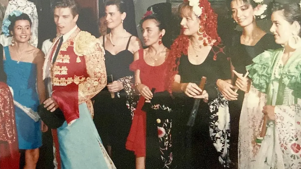 La concejala Gema Allué y la alcaldesa, Lorena Orduna, segunda y cuarta a la izquierda de 'El Cordobés' en las Fiestas de San Lorenzo de 1994.