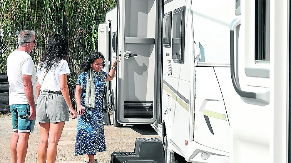 Mayte Blanco, en Autocaravanas Aragón, junto a unos clientes.