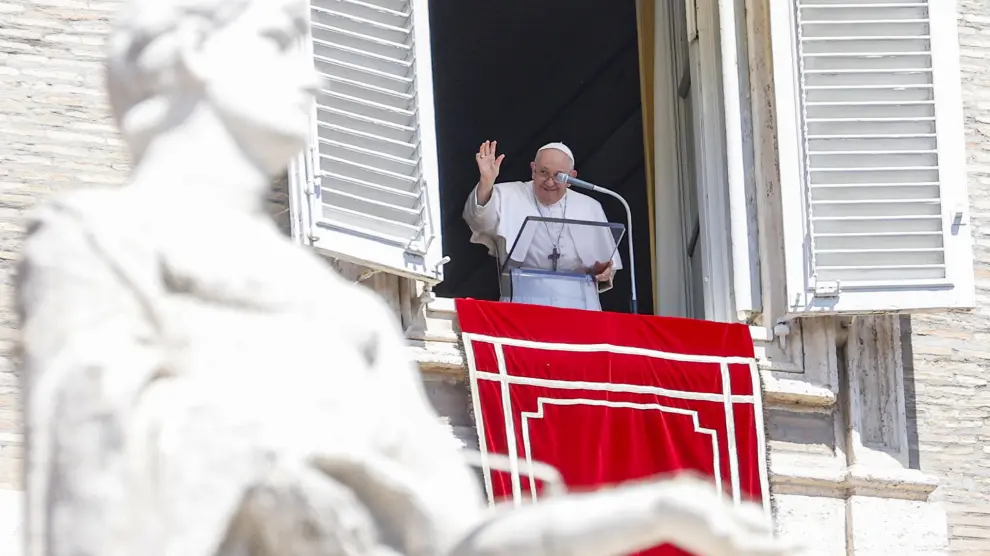 Vatican City (Vatican City State (holy See)), 13/08/2023.- Pope Francis leads the Angelus prayer from the window of his office overlooking St. Peter's Square in Vatican City, 13 August 2023. (Papa) EFE/EPA/FABIO FRUSTACI