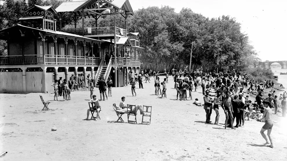 La clásica foto de los bañistas en la arboleda de Macanaz a finales de la década de 1920.