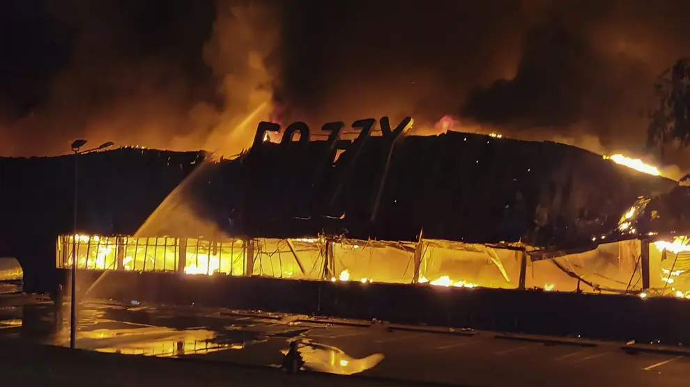 Fuego causado en un centro comercial de Odesa por un ataque con misiles rusos.