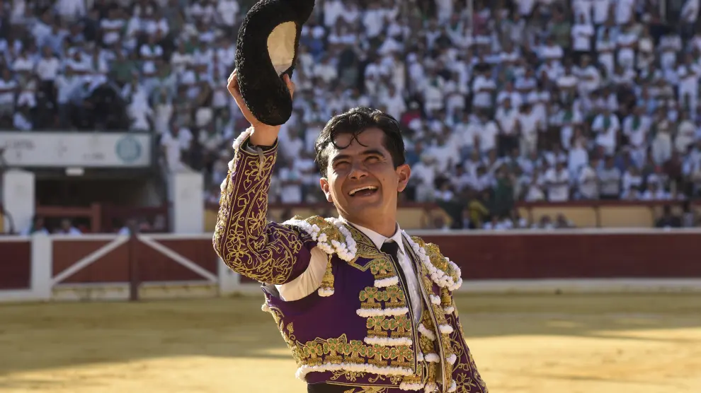 Joselito Adame saluda a la afición en la corrida de la feria de San Lorenzo del 11 de agosto.