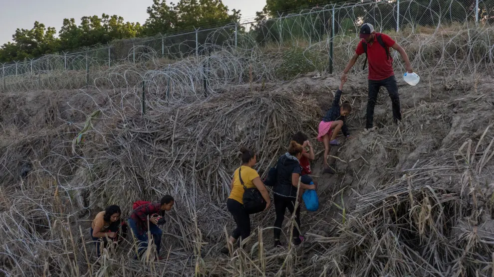 Un grupo de migrantes trata de encontrar un punto de entrada en la frontera entre México y Estados Unidos el pasado 28 de julio