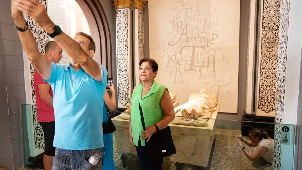 Turistas haciéndose fotos ante el Mausoleo de los Amantes de Teruel.