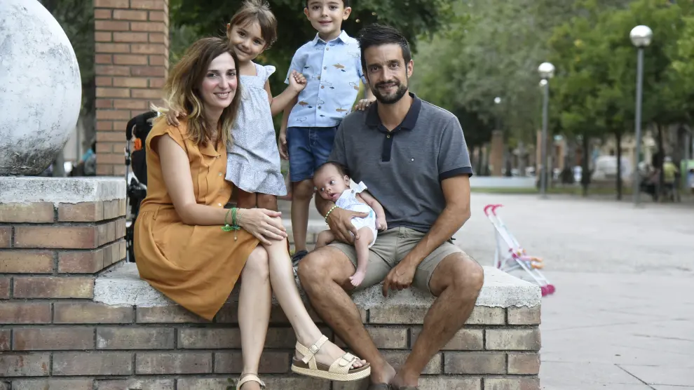 Loreto, junto a su marido Christian y sus hijos Carmen, Enrique y el pequeño Javier.