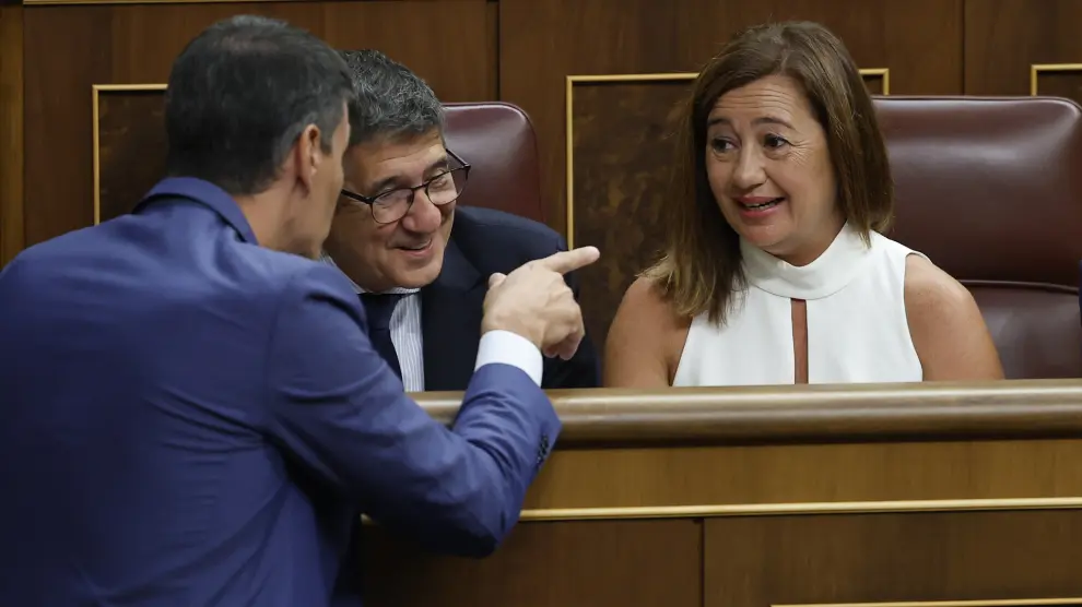 El presidente del Gobierno en funciones y diputado socialista, Pedro Sánchez (i), conversa con los diputados socialistas Patxi López (c) y Francina Armengol (d) durante la votación de la mesa en el Congreso de los Diputados en Madrid