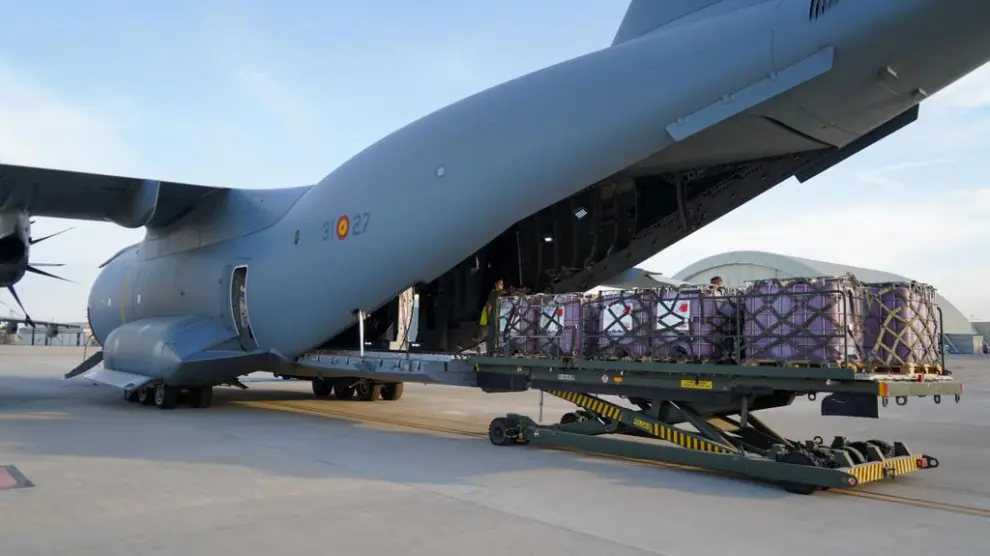 El avión A400M se carga esta mañana en la Base de Zaragoza con material retardante para aviones civiles y contenedores de espumante usados en el incendio de Tenerife.