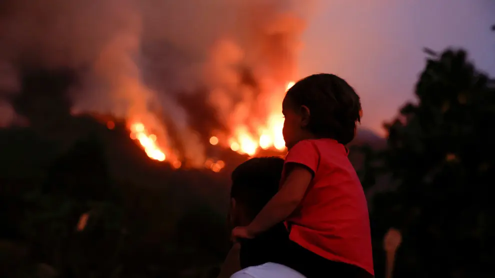 Residents of the town of Aguamansa watch the wildfires rage out of control on the island of Tenerife, Canary Islands, Spain August 17, 2023. REUTERS/Borja Suarez REFILE - QUALITY REPEAT