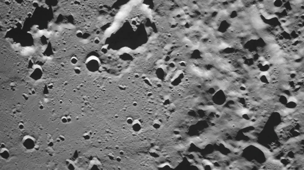 Imagen del cráter Zeeman tomada desde la cámara de la sonda rusa Luna-25 el 17 de agosto