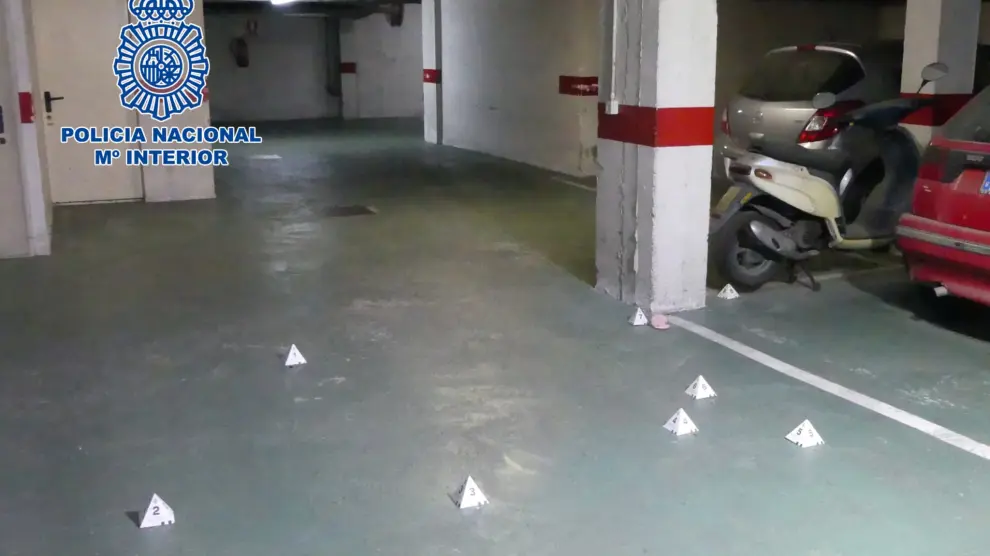 El agresor disparó sobre la pareja de su exmujer en este garaje del barrio de Torerro-La Paz