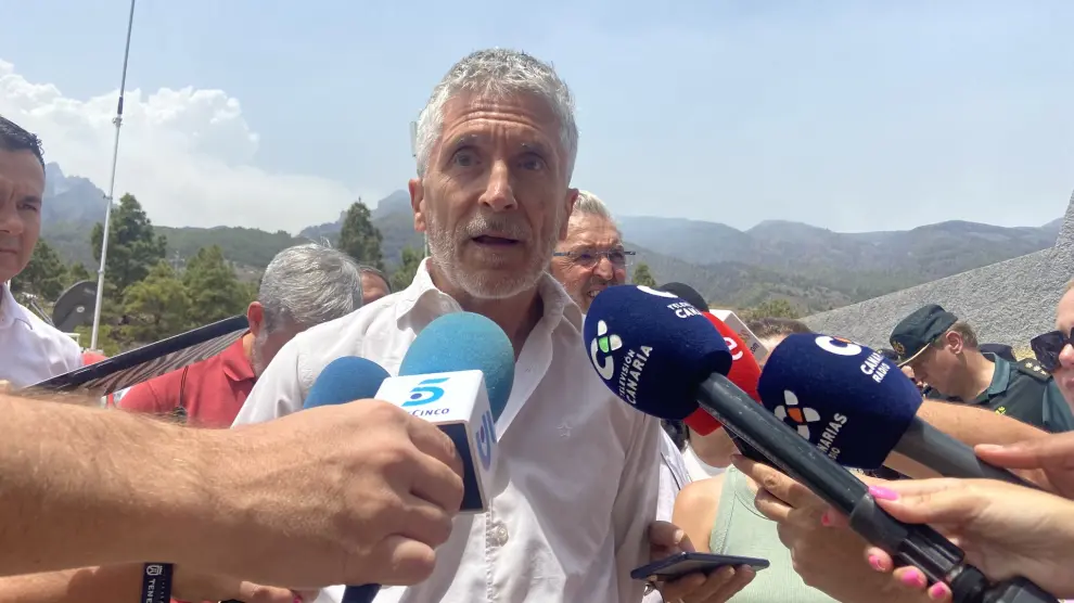 El ministro del Interior, Fernando Grande-Marlaska, ha viajado a Tenerife para conocer la situación del incendio forestal que afecta a la isla desde el pasado martes
