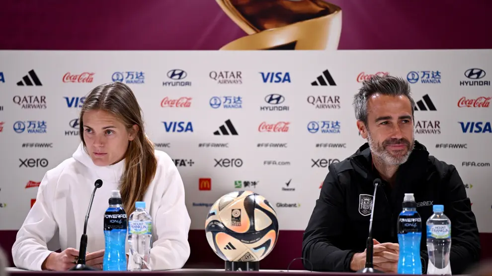 Sydney (Australia), 19/08/2023.- Spain head coach Jorge Vilda (R) and player Irene Paredes attend during a press conference in Sydney, Australia, 19 August 2023. Spain face England in the FIFA Women's World Cup final on 20 August. (Mundial de Fútbol, España) EFE/EPA/DAN HIMBRECHTS AUSTRALIA AND NEW ZEALAND OUT