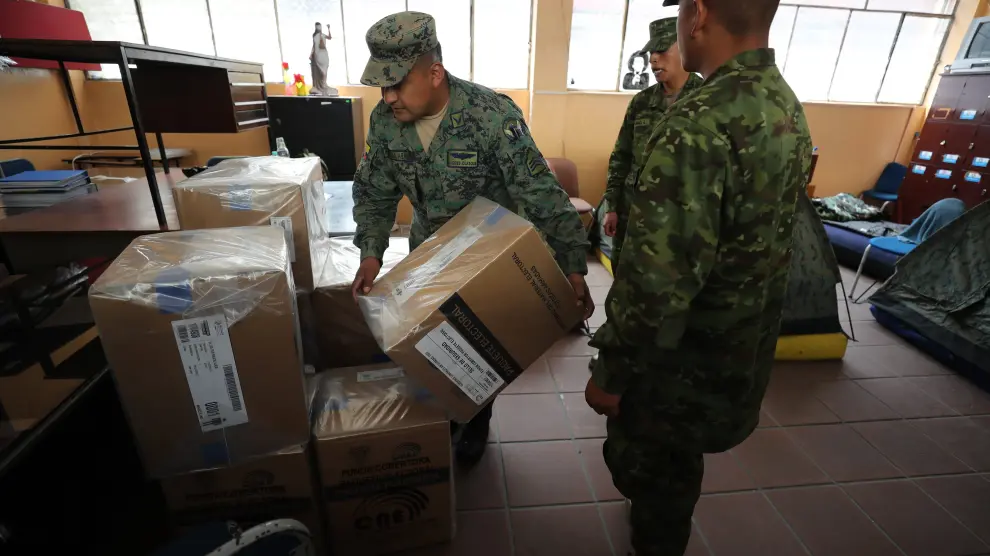 Militares distribuyen material electoral de cara a las elecciones presidenciales y legislativas extraordinarias de Ecuador, este sábado en Quito