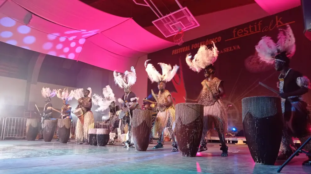 Imagen de la actuación del grupo folclórico de Uganda.
