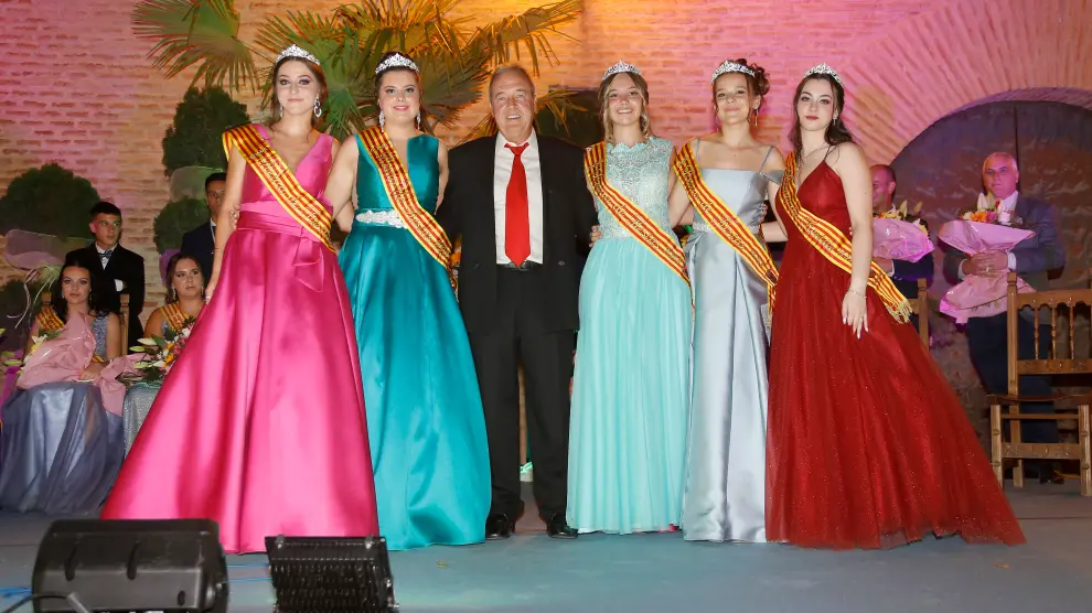 El alcalde de Cosuenda, Luis Alberto Cebrián, junto a las reinas de fiestas.