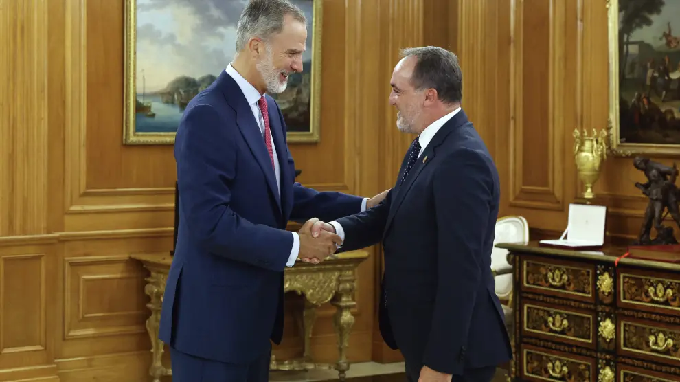 El Rey recibe en Zarzuela al presidente de UPN en el arranque de su ronda de consultas.