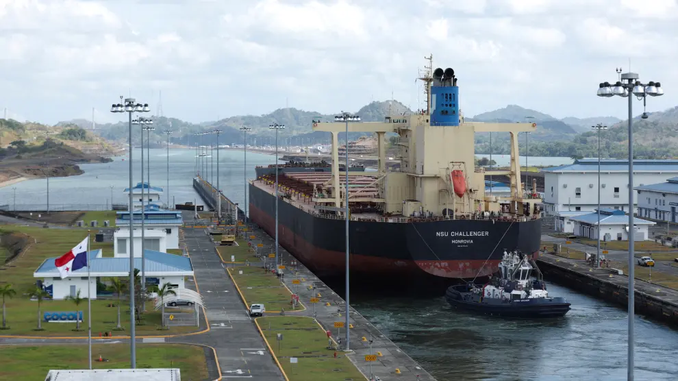 Buques de carga transitan por el Canal, en las afueras de la Ciudad de Panamá
