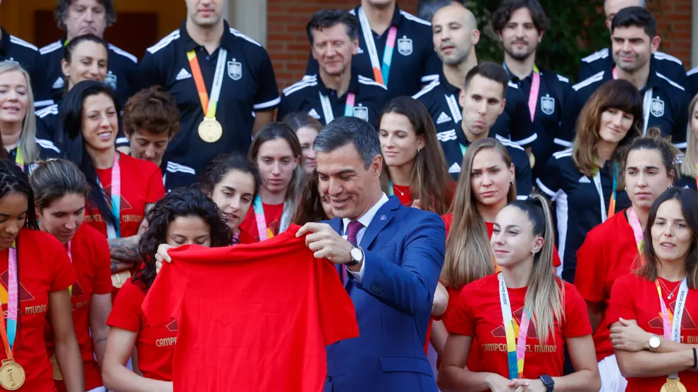 Soccer Football - FIFA Women's World Cup Australia and New Zealand 2023 - Spain's Prime Minister Pedro Sanchez receive the World Cup champions - Moncloa Palace, Madrid, Spain - August 22, 2023 Spain's prime minister Pedro Sanchez with players REUTERS/Juan Medina SOCCER-WORLDCUP-ESP/
