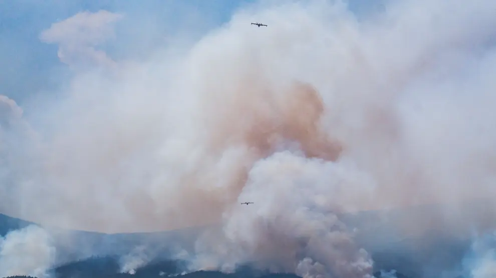 GRAFCAN5958. GÜÍMAR (TENERIFE), 21/08/2023.- Dos hidroaviones luchan contra el incendio forestal que afecta a la isla de Tenerife este lunes en Güimar, uno de los municipios afectados. EFE/Alberto Valdés