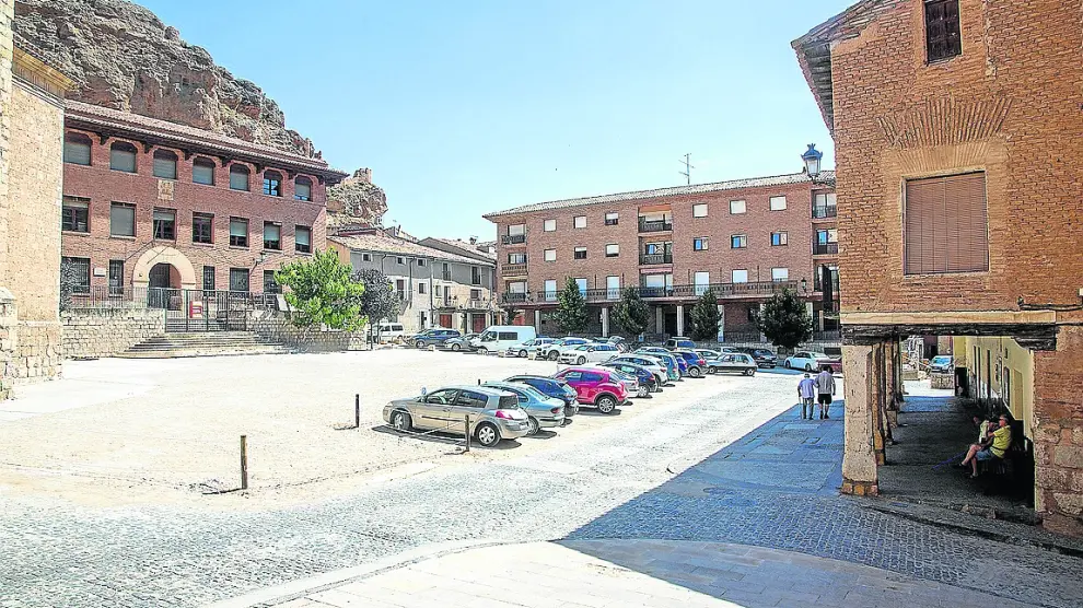 La plaza mostraba ayer este aspecto pero tras la reforma quedará liberada de vehículos.