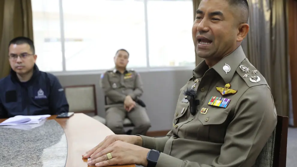 Bangkok (Thailand), 21/08/2023.- Thai Deputy National Police Chief Surachate Hakparn (R) speaks during an interview in Bangkok, Thailand, 21 August 2023. Thailand's Deputy National Police Chief Surachate Hakparn confirmed in an interview with EFE that the results of an autopsy show that Colombian surgeon Edwin Arrieta died after his throat was slit by 29-year-old Spanish chef Daniel Sancho. Sancho has been accused by the Police of premeditated murder after he himself confessed to having killed and dismembered the 44-year-old Colombian surgeon on 02 August on the Thai island of Phangan. (España, Tailandia) EFE/EPA/NARONG SANGNAK