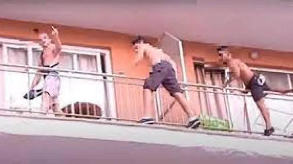 Tres turistas saltan de un balcón a otro en un hotel en Magaluf (Calvià).