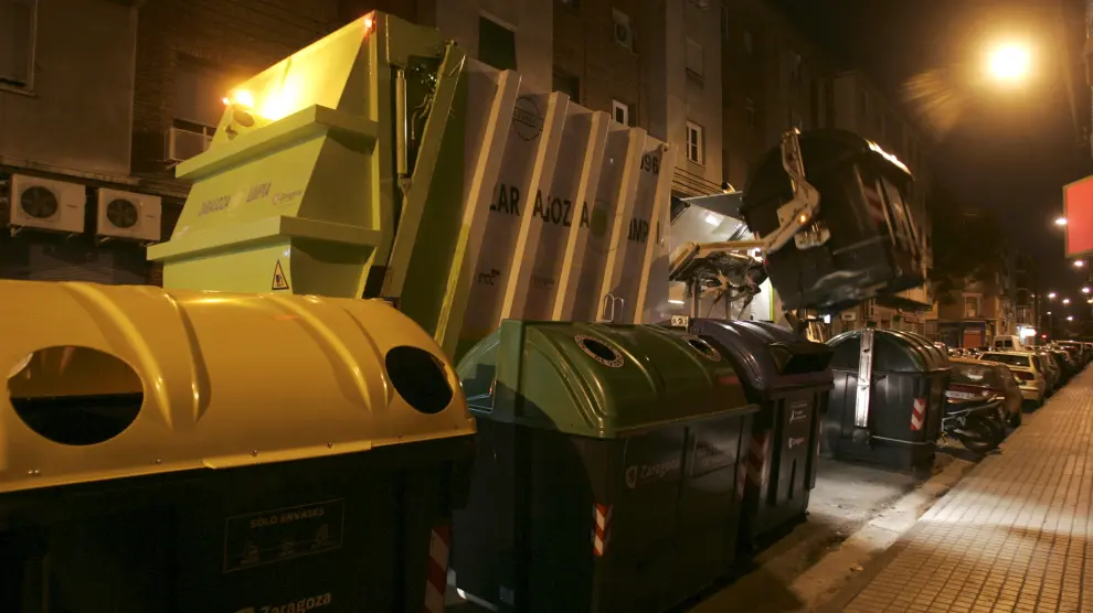 En algunas ciudades los camiones de recogida de residuos forman una auténtica procesión.