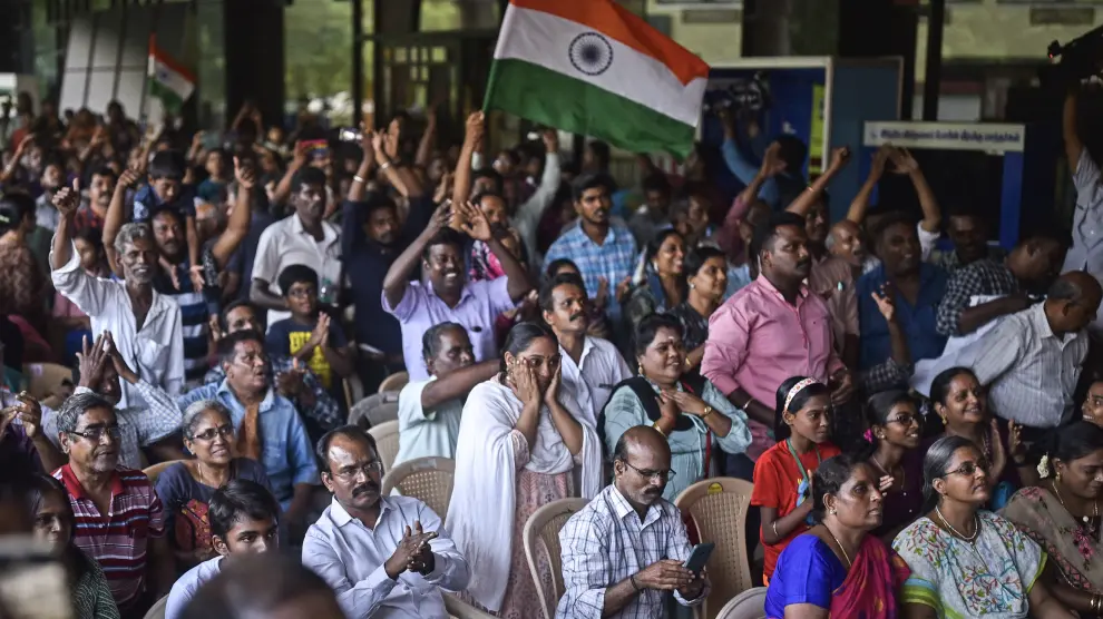 Chennai (India), 23/08/2023.- People react as they celebrate the soft landing of the Indian Space Research Organisation's (ISRO) mission Chandrayaan-3 on the Moon's South Pole during the live-streaming, at Tamil Nadu Science and Technology Centre, in Chennai, India, 23 August 2023. Chandrayaan-3 is the third and most recent Indian lunar exploration mission under the Chandrayaan program of the Indian Space Research Organisation (ISRO). India became the first nation to land on the Moon's south pole and only the fourth nation ever to accomplish this, ISRO confirmed it on X (formerly Twitter) by saying 'I reached my destination and you too!' Chandrayaan-3 has successfully soft-landed on the moon. EFE/EPA/IDREES MOHAMMED coverage 25936 INDIA SPACE TECHNOLOGY CHANDRAYAAN 3