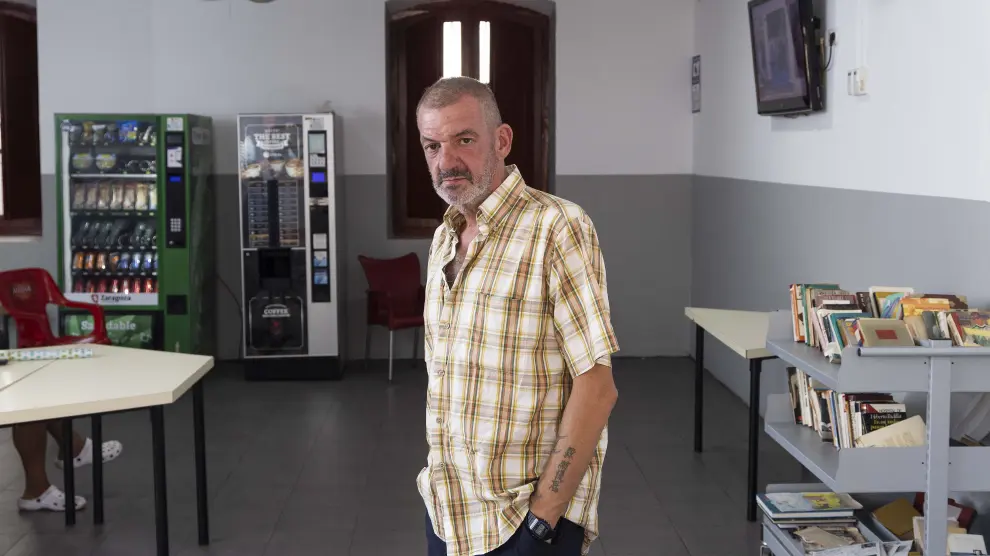 José Ignacio Hernández -de 51 años- en la sala de televisión y lectura del Albergue de Zaragoza.