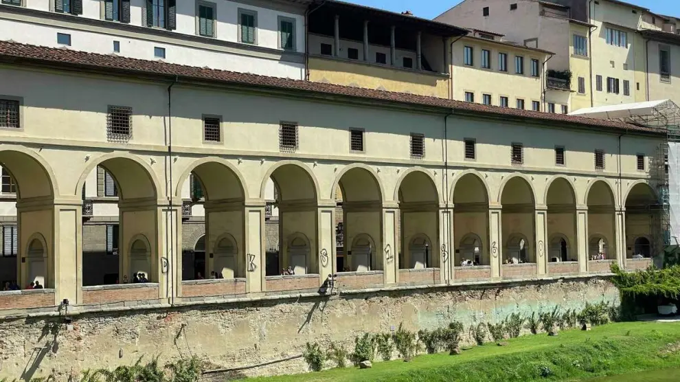 Las columnas del "Corridoio Vasariano" en Florencia pintadas con grafitis.