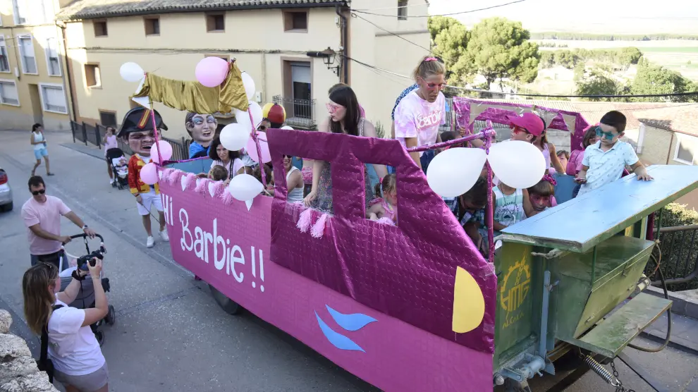 Una de las carrozas que ha tomado parte en el desfile festivo de Alcalá de Gurrea.