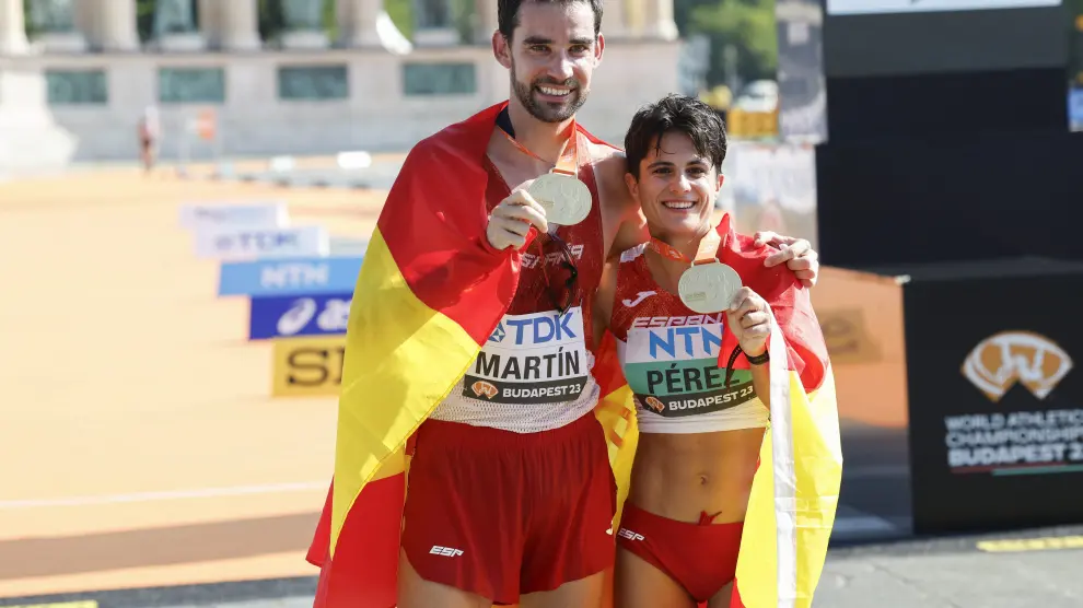 Los marchadores españoles María Pérez y Álvaro Martín, con la medalla de oro colgada como campeones del mundo.