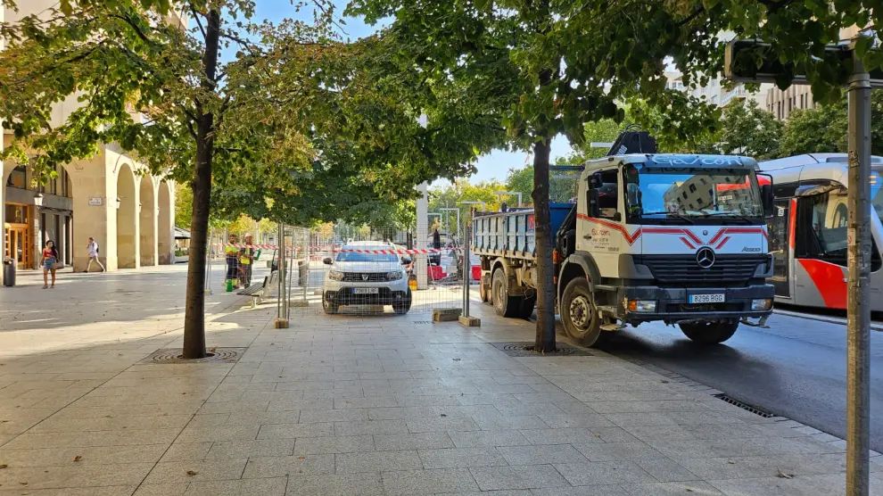 Trabajos de reparación de la avería en el tendido eléctrico, este jueves en el paseo de la Independencia de Zaragoza