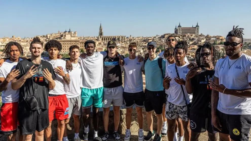 Los jugadores de UCLA posan durante su visita a Toledo.