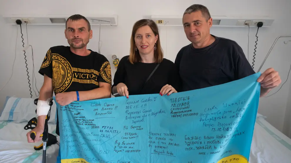 La traductora Alina Klochko acompaña a los ucranianos Oleksandr y Petro en la habitación del Hospital Militar durante la entrevista.