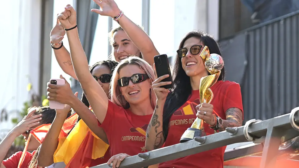 Las futbolistas Alexia Putellas y Jennifer Hermoso tras ser campeonas del mundo.