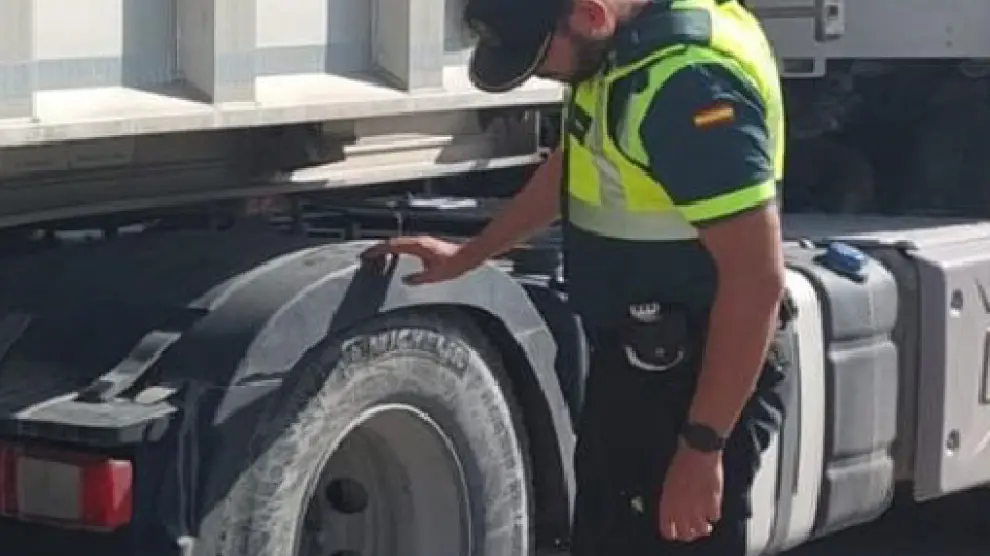 El agente de la Guardia Civil revisa si el vehículo tenía alterado el tacógrafo
