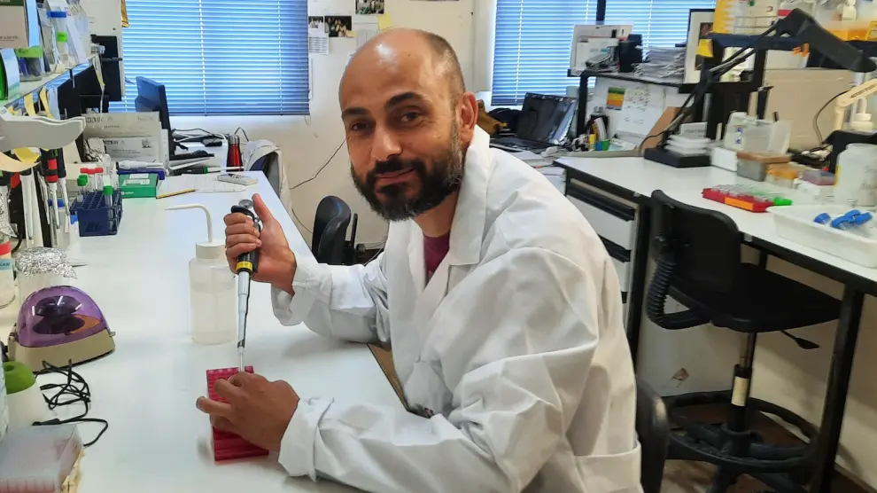 Manuel Matamoros, nuevo director de la EEAD, en el laboratorio.