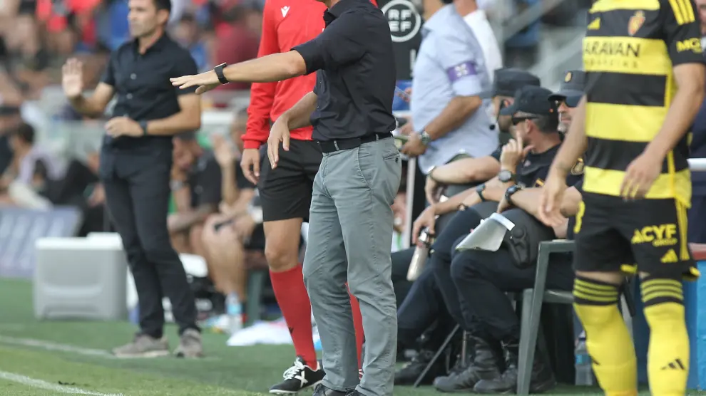 Fran Escribá da instrucciones a sus futbolista en el partido de ayer en Tenerife.